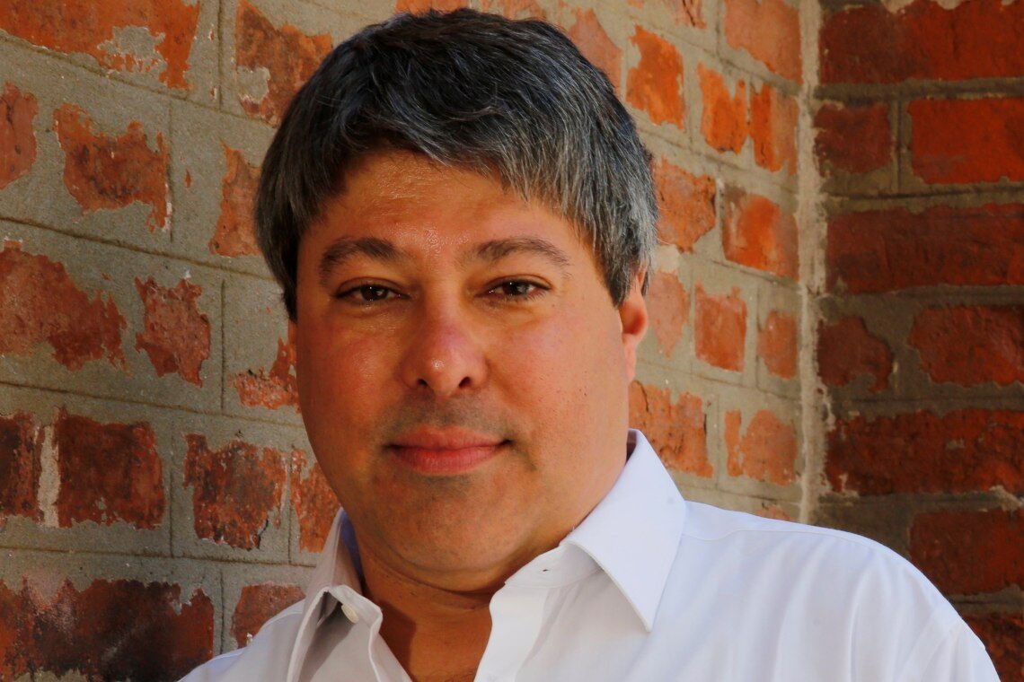 Der Sozialpsychologe John Jost ist für seine Arbeit zur Theorie der Systemrechtfertigung bekannt. Sie liefert eine Begründung dafür, warum sich Menschen weigern, Er forscht und lehrt an der New York University.