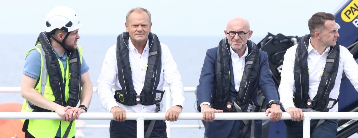 Polens Regierungschef Donald Tusk (Zweiter von links) im Offshore-Windpark Baltic Power. Die Turbinen sind mit Radar- und Sensortechnik ausgestattet.