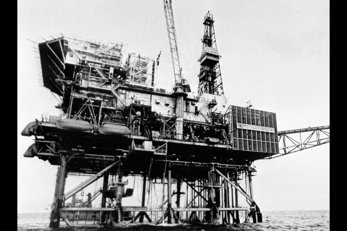 Ein Gigant aus 20.000 Tonnen Stahl: Die Erdölplattform Piper Alpha vor der Katastrophe im Juli 1988.