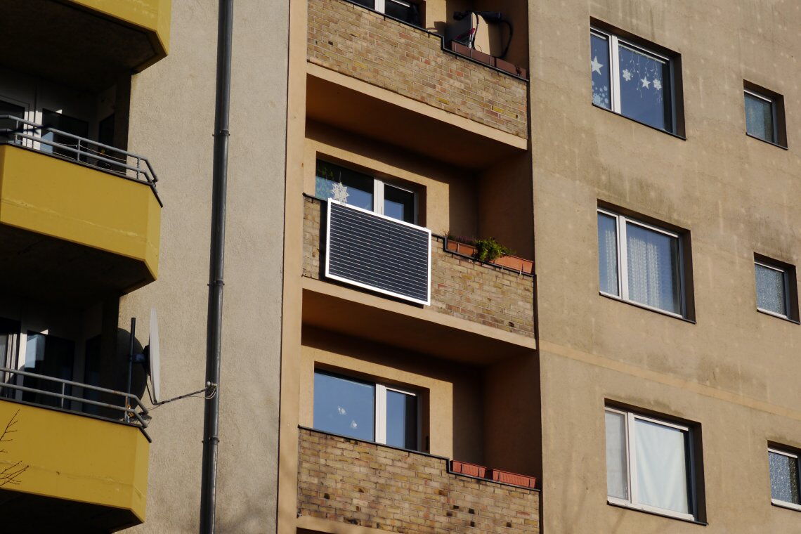Balkonkraftwrek (Mini-PV-Anlage/Stecker-Solargerät) an einem Balkon in einem Mietshaus: Die Geräte lassen sich mit der Schuko-Steckdose verbinden.