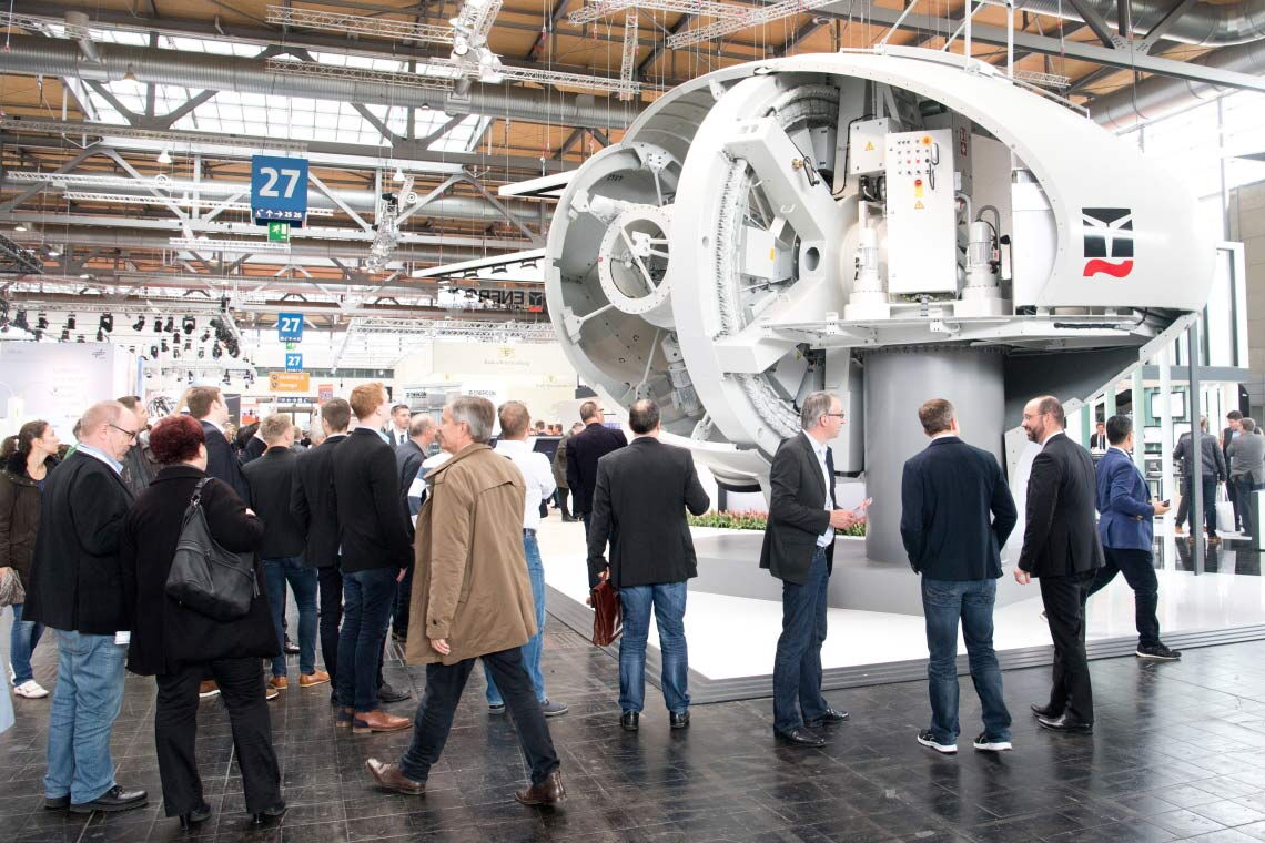 Offene Gondel einer Windenergieanlage von Enercon auf der Hannover-Messe: Auffällig ist das tropfenförmige Design.