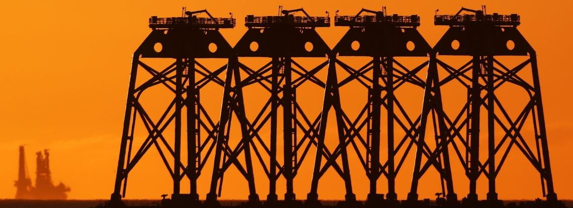 Fundamente von Offshore-Windrädern stehen an der Küste im Nordosten Englands für den Abtransport bereit.