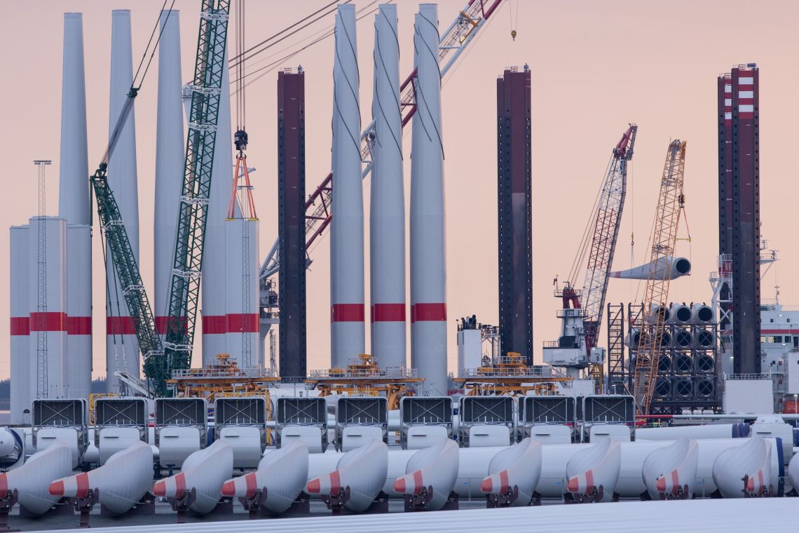 Offshore-Windräder im Hafen von Esbjerg: Europas Hafeninfrastruktur muss für 6,5 Milliarden Euro ausgebaut werden. Doch die Investitionen werden sich schon binnen fünf Jahren rentieren, erwartet der Verband WindEurope.