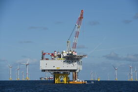 Umspannplattformen wie hier im Offshore-Windpark Arkona vor Rügen sammeln den Strom der Windräder und schicken ihn zum Festland. Würde der Strom direkt auf See in Wasserstoff umgewandelt, wären sie überflüssig.
