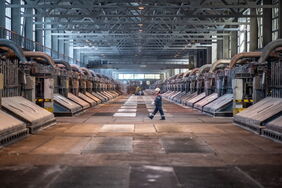 Aluminiumproduktion bei Trimet in NRW: Der Konzern gehört zu den Unterzeichnern eines Briefs an das Bundeswirtschaftsministerium, in dem die geplante Reform des Windenergie-auf-See-Gesetzes kritisiert wird.