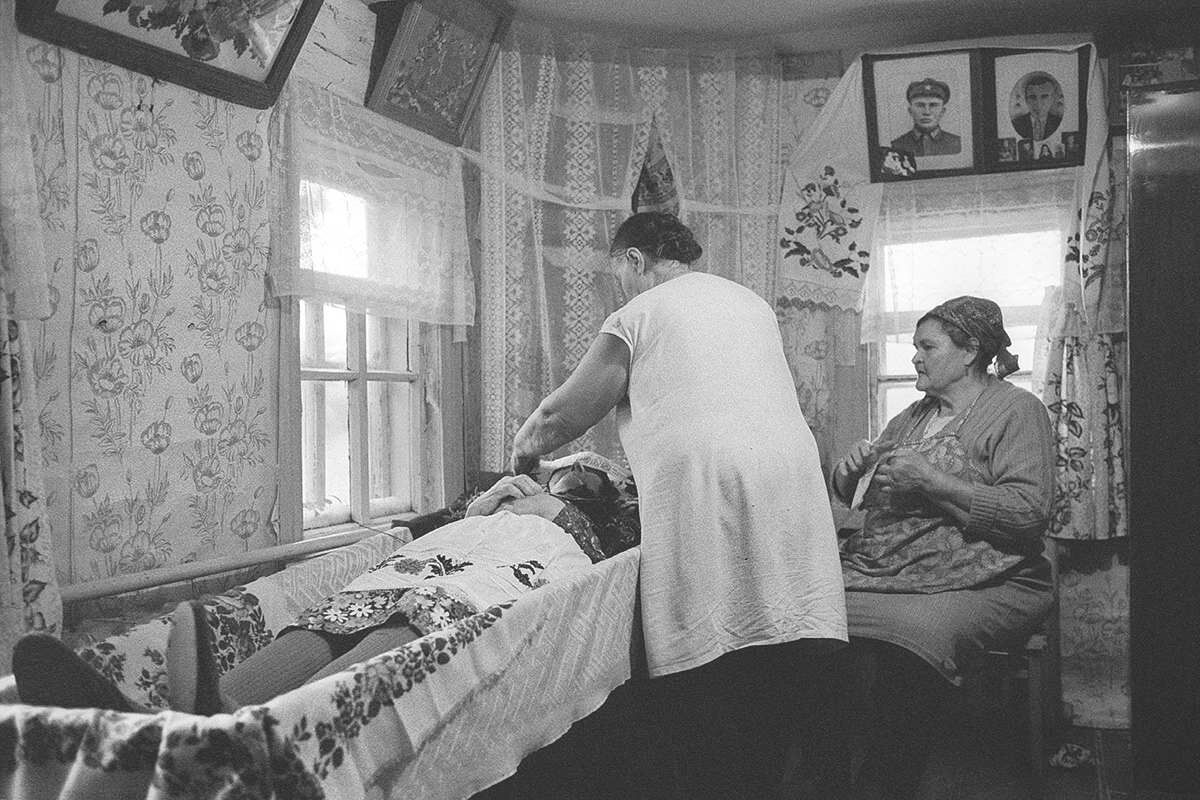 Ulyana Prokopovna war mit 96 Jahren die älteste Einwohnerin von Straholesie. Die Sterblichkeitsrate in der Region ist hoch, was allerdings nicht nur an der Strahlung, sondern auch am hohen Durchschnittsalter liegt. Foto: Arthur Bondar.