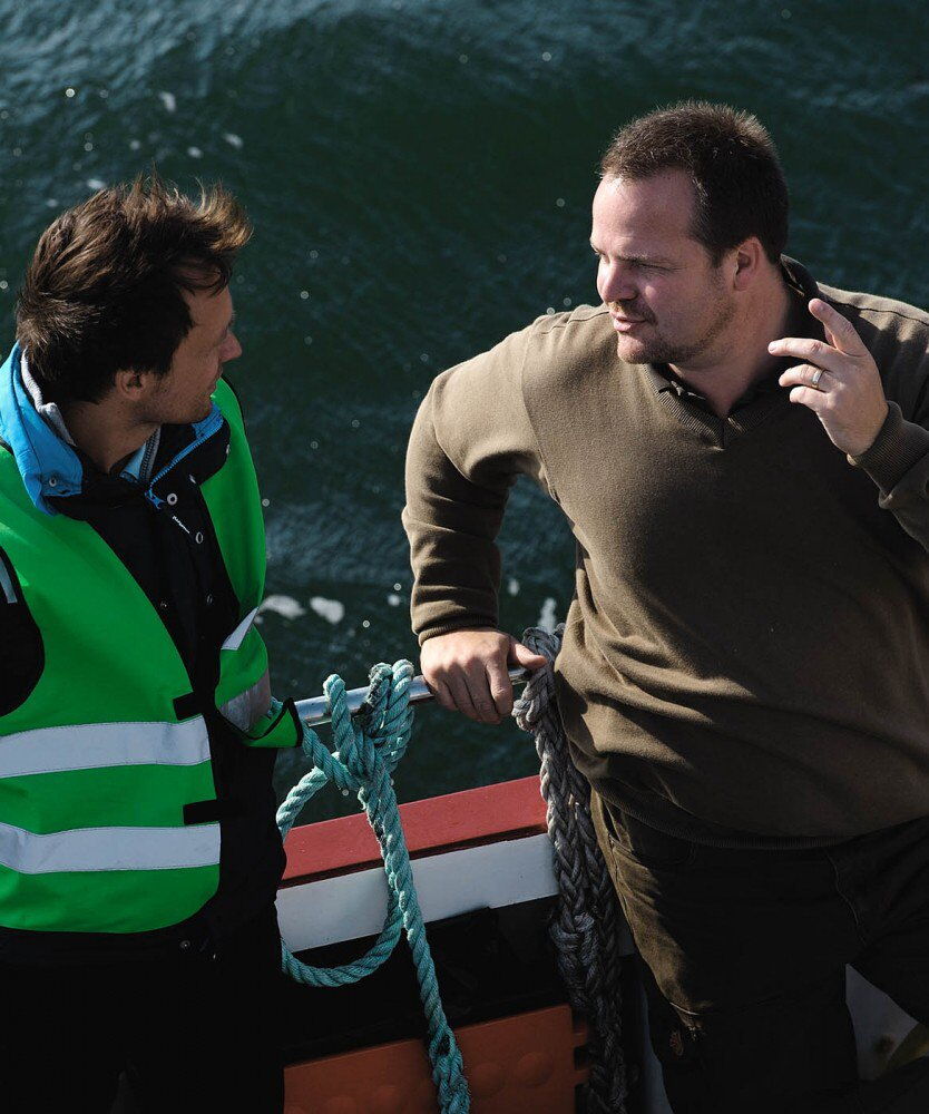 Offshore-Windpark Vindeby: Techniker Morten Skouboe (rechts) im Gespräch mit Autor Volker Kühn.