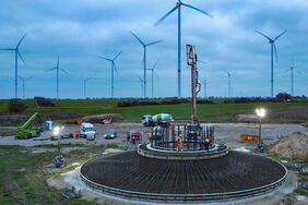 Baustelle eines Windrads: Was muss passieren, damit der Ausbau der Erneuerbaren in Deutschland wieder an Schwung gewinnt?