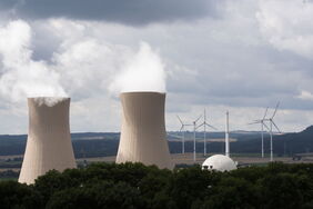 Das AKW Grohnde geht Ende 2021 vom Netz. Die Windräder daneben werden deutlich länger laufen. Atomstrom ist um ein Vielfaches teurer als Strom aus erneuerbaren Quellen.