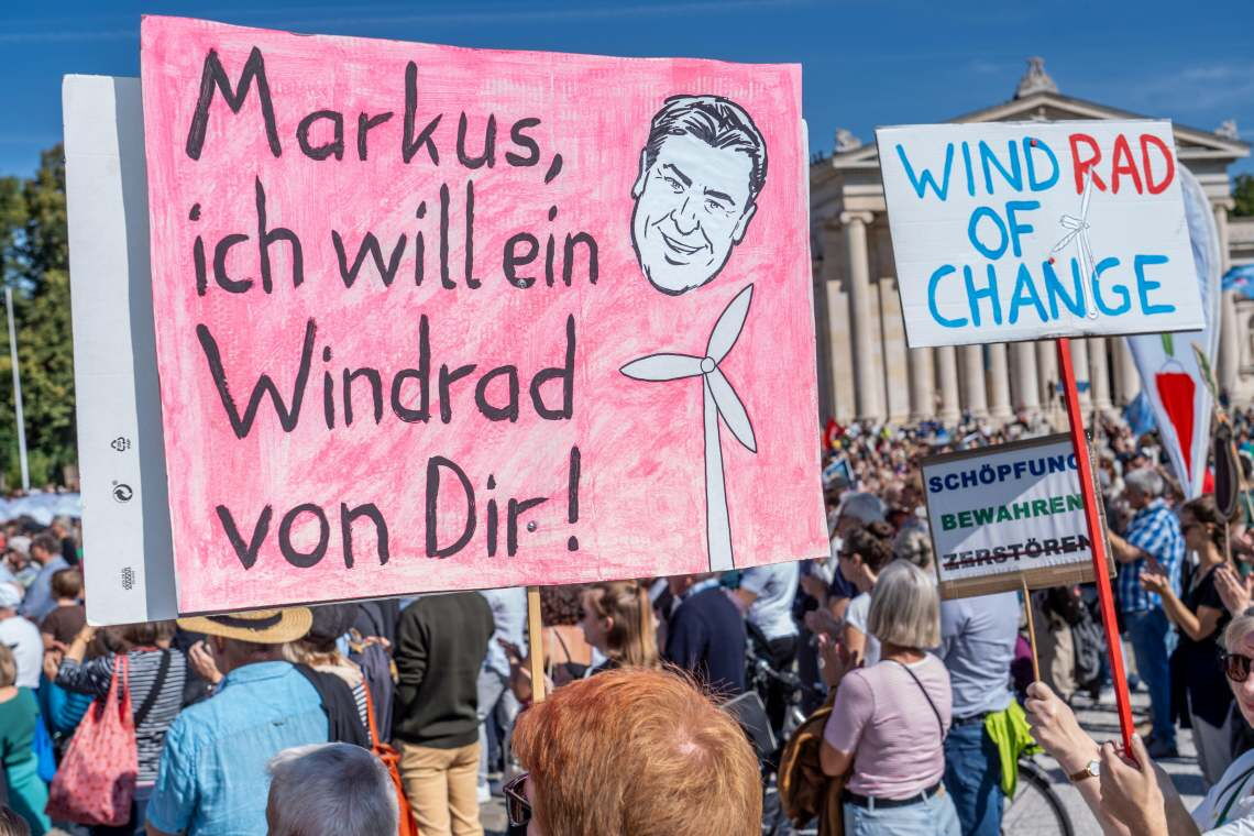 „Markus, ich will ein Windrad von Dir“ steht auf einem Plakat mit dem Konterfei von Markus Söder, das auf einer Demonstration für Klimaschutz zu sehen ist.