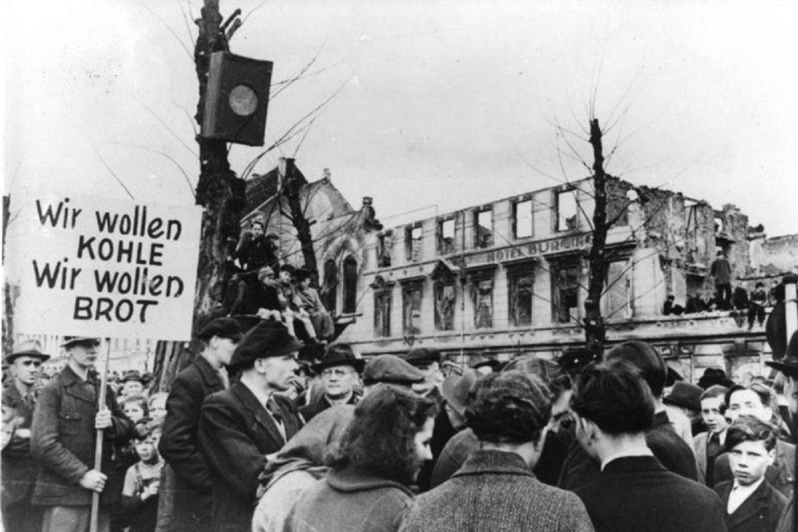Hungerwinter 1947: Menschen protestieren für Kohle und Brot in Krefeld.