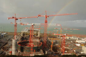 Atomkraftwerk Flamanville im Jahr 2009: Am Druckwasserreaktor wird schon seit 2007 gebaut – in Betrieb gehen konnte er noch immer nicht.