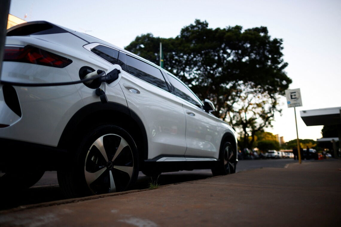 Elektroauto von BYD an einer Ladesäule in Brasilien: Wo früher Ford und Mercedes produzierten, laufen jetzt chinesische Fabrikate vom Band.