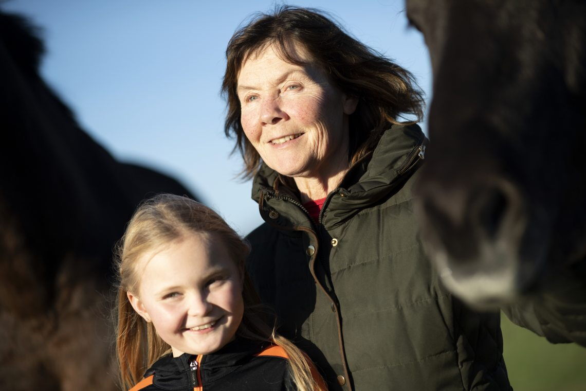 Gudrun Sibbe mit ihrer Enkeltochter – Foto: Matthias Ibeler Gudrun Sibbe berichtet, wie ihr verstorbener Mann, Windenergie-Pionier Josef Homann, in den Achtzigerjahren ein Windrad in Borghorst (Kreis Steinfurt / Münsterland) errichtet hat.