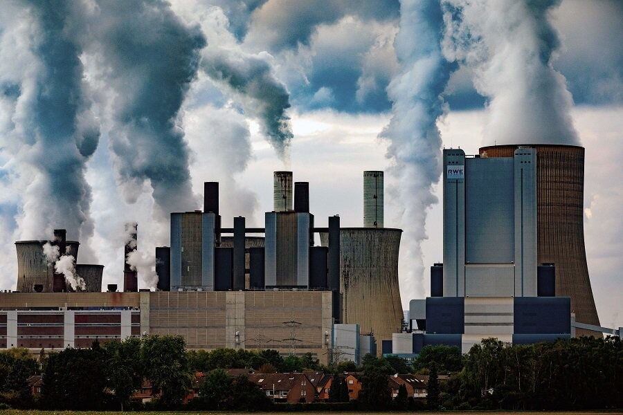 Braunkohlemeiler Niederaußem von RWE: Weil fossile Kraftwerke oft im Dauerbetrieb laufen, fluten sie die Stromnetze permanent mit Energie. Das bringt die Leitungen an ihre Belastungsgrenze.