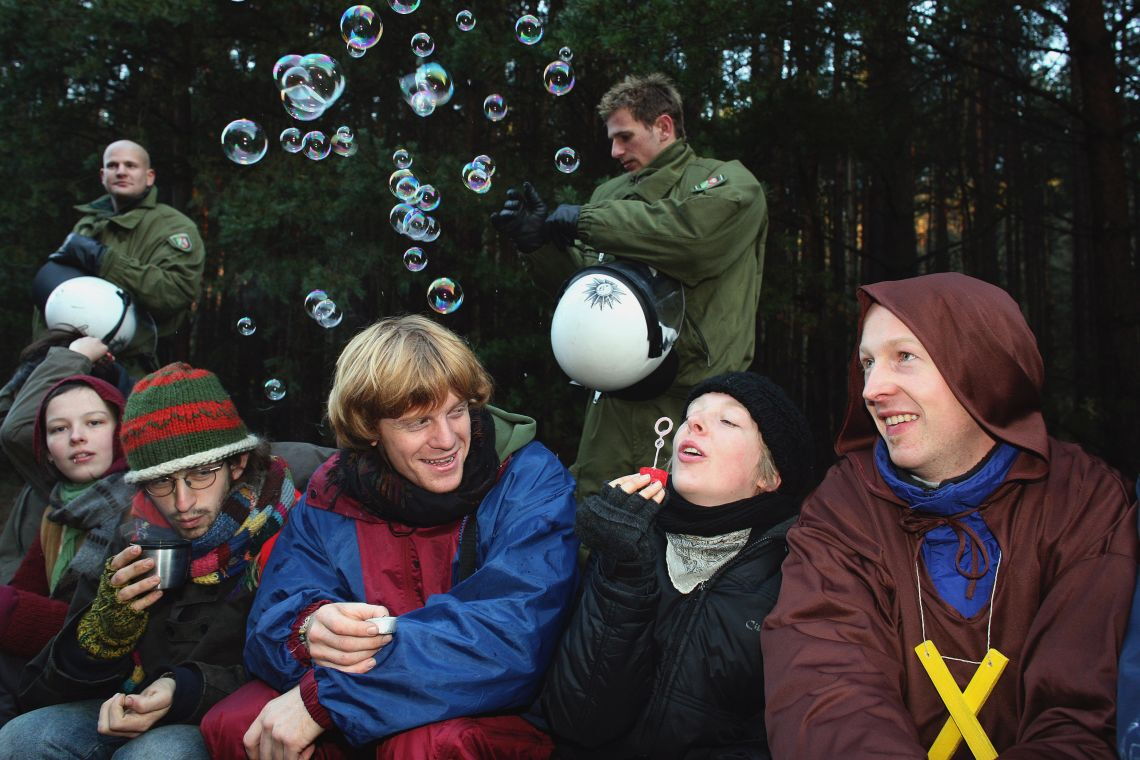 Friedlicher Protest gegen den Castor-Transport nach Gorleben: Die Demonstranten pusten Seifenblasen in die Luft, die Polizisten schauen zu.