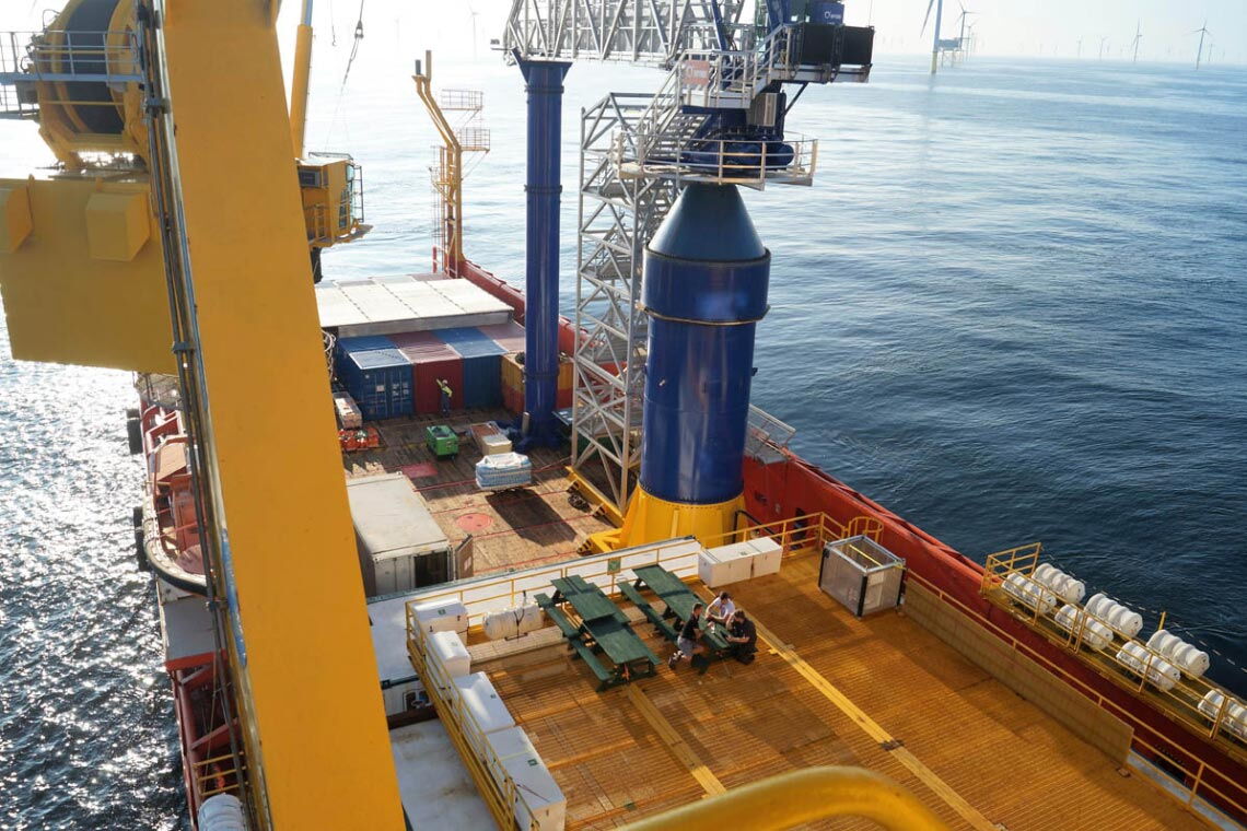 Sonnendeck der „Edda Fjord" im Offshore-Windpark Borkum Riffgrund 1. Manchmal fühlt sich die Arbeit ein bisschen an wie Urlaub.