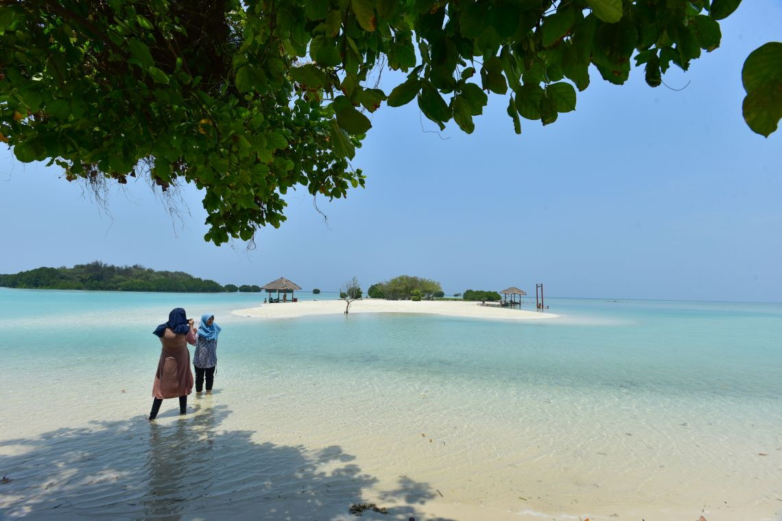 Klimaklage gegen Holcim: Die Insel Pari in Indonesien ragt nur wenige Meter aus dem Meer und ist entsprechend stark vom Anstieg des Meeresspiegels bedroht.