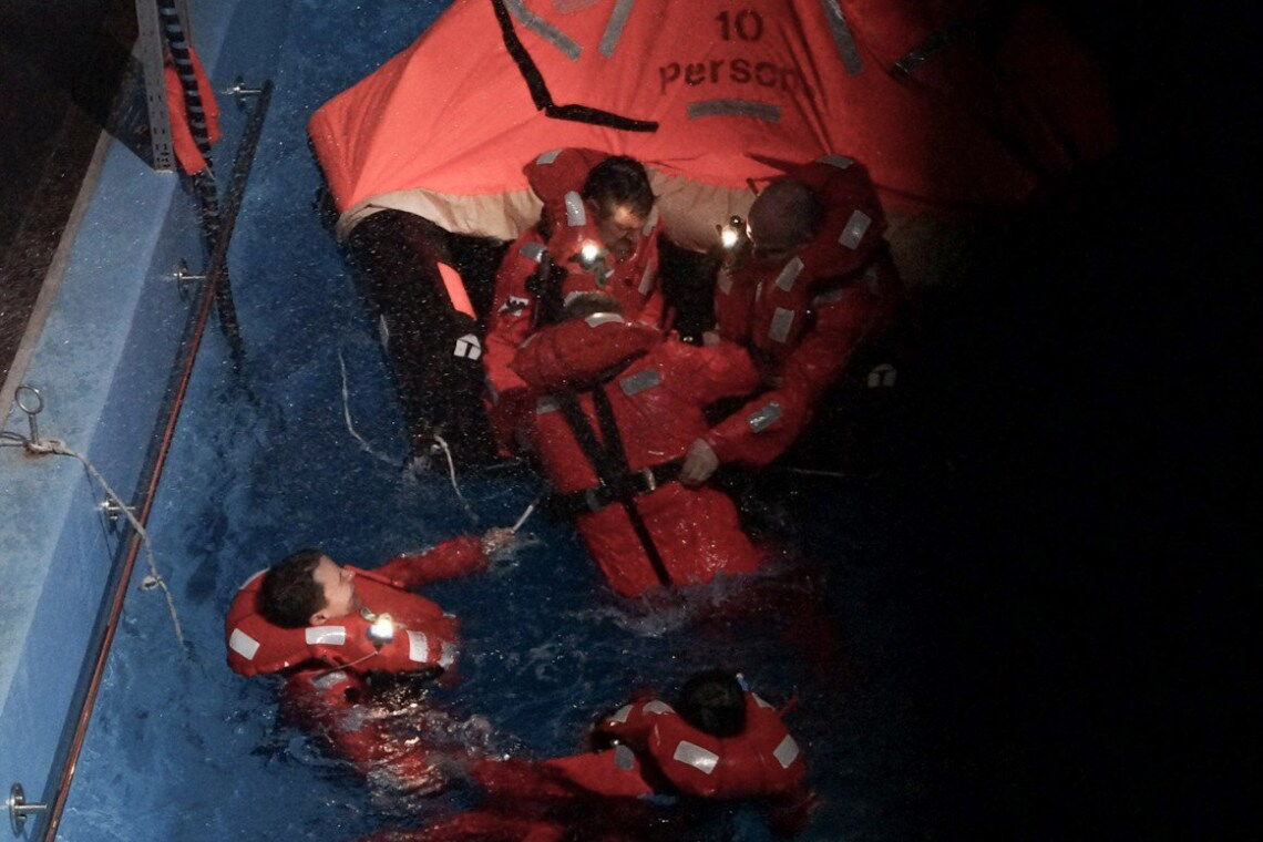 Sea-Survival-Training bei Falck in Bremerhaven: Hier lernen Mitarbeiter von Offshore-Windparks, wie sie den Katastrophenfall überleben.