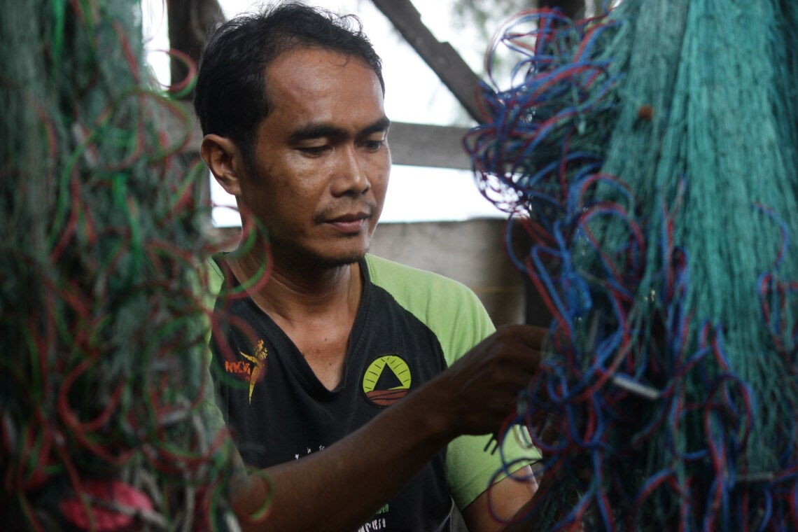 Klimaklage gegen Holcim: Der Fischer Edi ist einer der vier Bewohner der indonesischen Insel Pari, die von dem Zementriesen Entschädigung für die Folgen des Klimawandels verlangen.