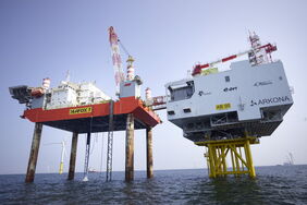 Ein Arbeitsschiff neben der Umspannplattform des Ostsee-Windparks Arkona.