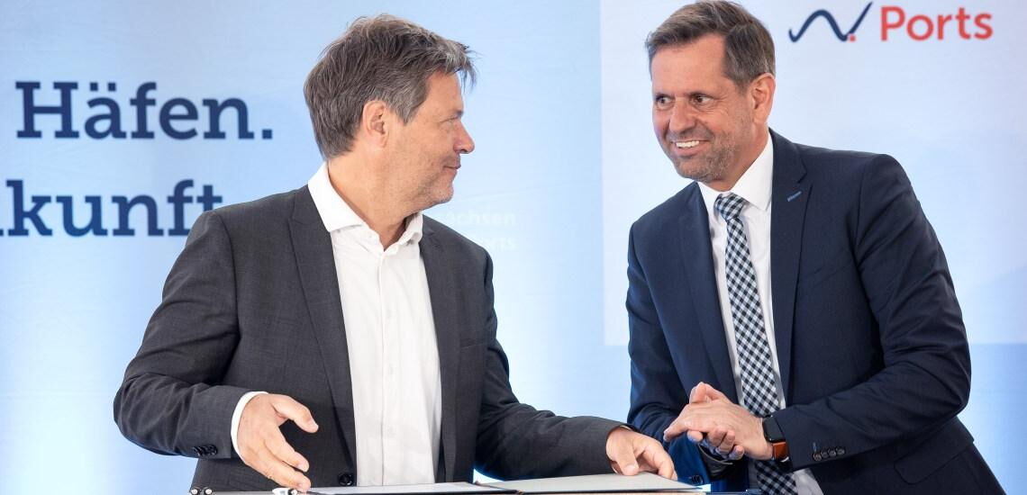 Bundeswirtschaftsminister Robert Habeck (links) und Niedersachsens Energieminister Olaf Lies in Wilhelmshaven beim Baustart des ersten deutschen Terminals zum Import von LNG.