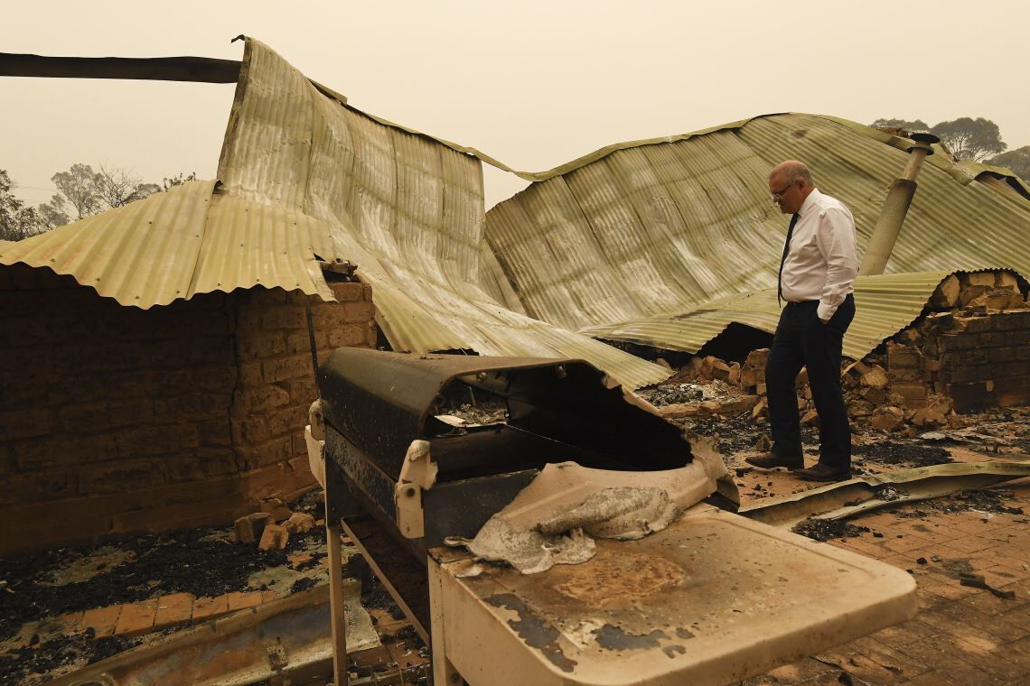 Buschfeuer in Australien: Premierminister Scott Morrison, ein Skeptiker des Klimawandels, besichtigt die Ruinen einen verbrannten Hauses.
