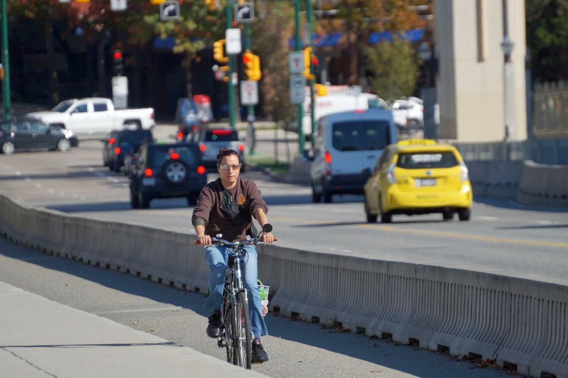 Fahrradstadt Vancouver: Radfahrer haben komplette Spuren als Fahrradstraßen erhalten, die vorher für Autos reserviert waren.