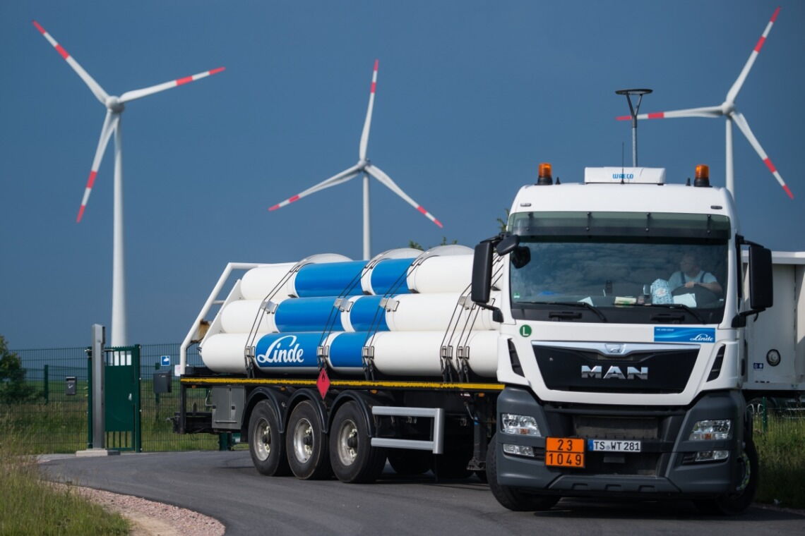 Tanklaster vor dem Energie-Park in Mainz: Die Power-to-Gas-Anlage wandelt Strom von Windrädern per Elektrolyse in Wasserstoff um.