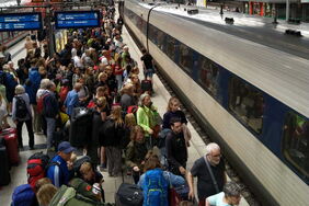 Hamburger Hauptbahnhof: Der Zug Richtung Dänemark läuft auf Gleis 6 ein. Dass die Wagennummern falsch angezeigt werden, wissen die Reisenden noch nicht.