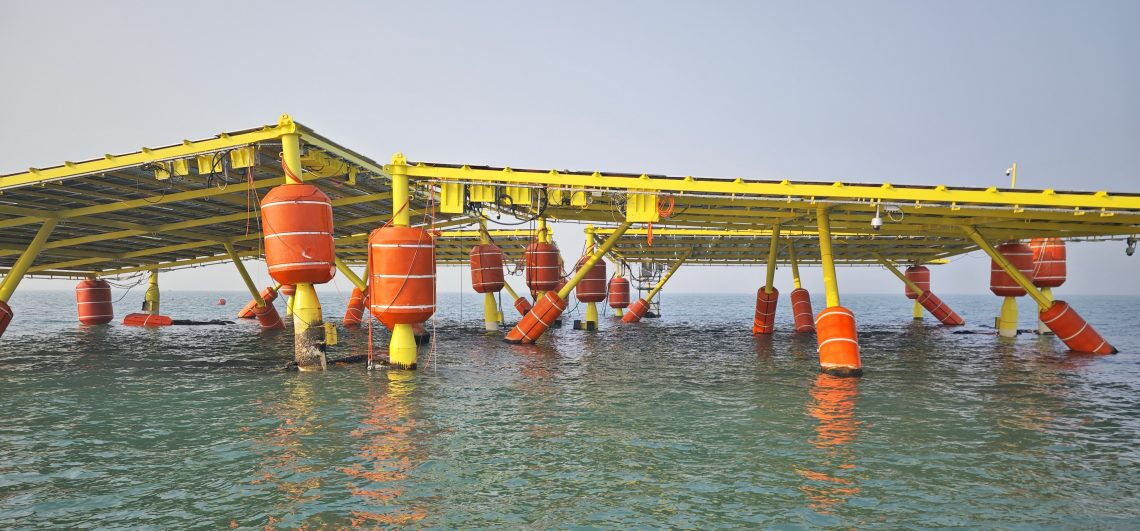 Schwimmende Solaranlage in China: Weltweit arbeiten Unternehmen an ersten Pilotprojekten, um das Potenzial der Sonnenstromerzeugung auf See zu erschließen.