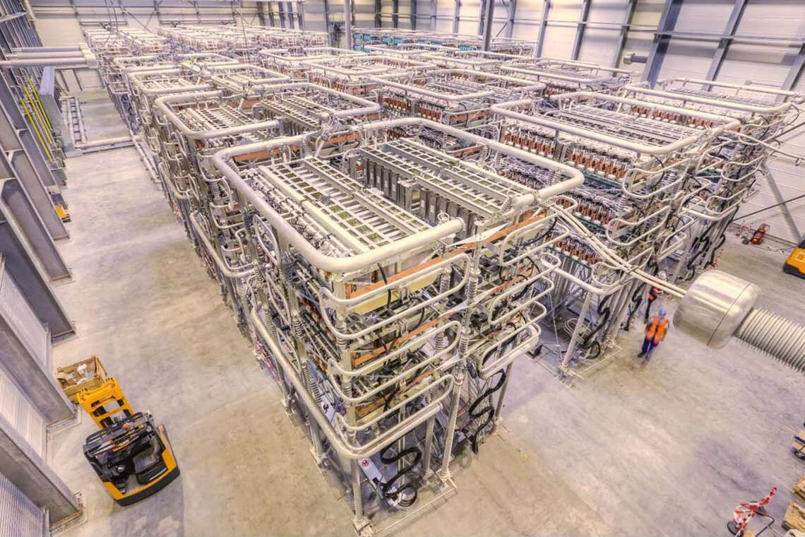 Umrichterstation im schleswig-holsteinischen Büttel: Hier werden baugleiche Module eingesetzt, die Siemens auch für die Stromrichteranlagen beim Cobra-Kabel verwendet.