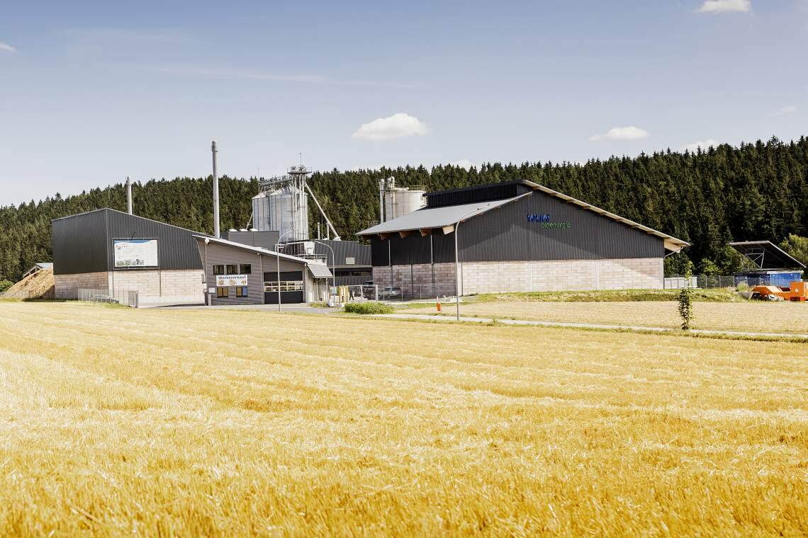 Pelletierung in Wunsiedel: Holzpellets werden im Winter in kleinen Blockheizkraftwerken verfeuert und liefern Strom und Wärme.