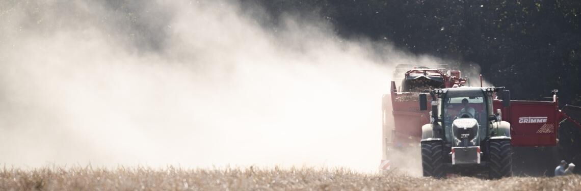 Kartoffelernte auf straubtrockenem Acker bei Hannover: Der Klimawandel setzt auch deutschen Landwirten zu. Klimaschutz könnte ein neues Geschäftsmodell für sie werden.