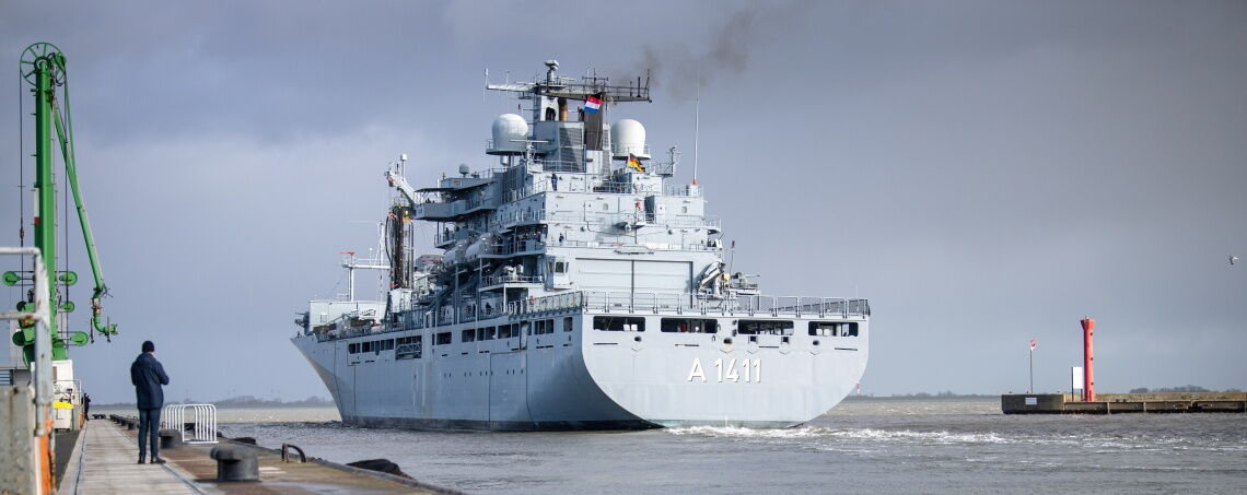 Das Marineschiff „Berlin“ beim Auslaufen aus Wilhelmshaven: Die Betreiber von Windparks und die Marine streiten darüber, wer welche Flächen in der Nordsee nutzen darf.