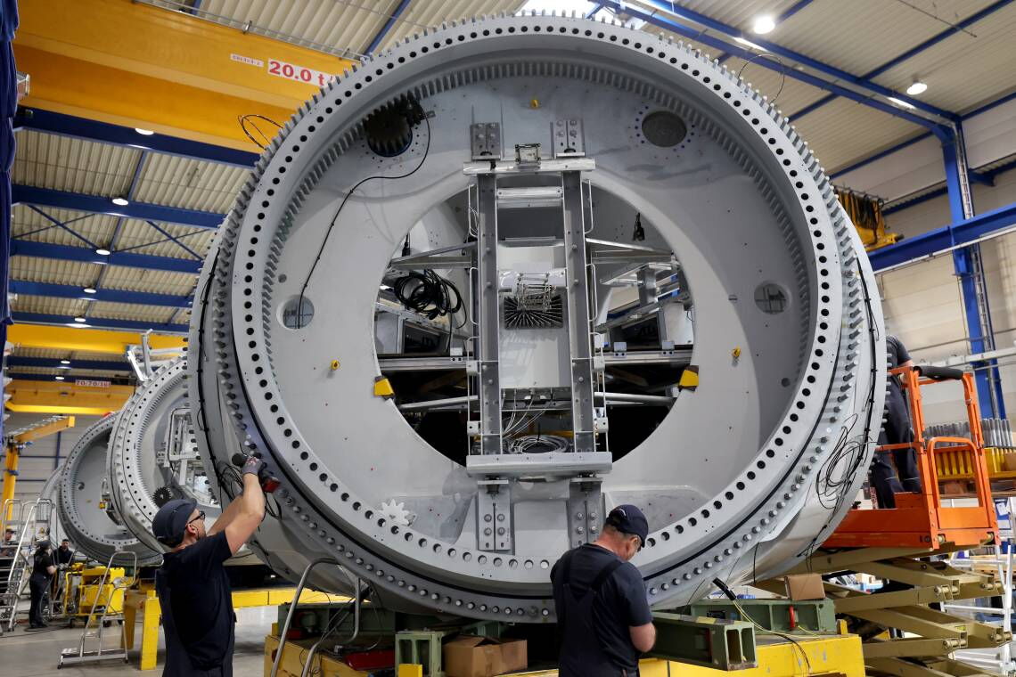 Produktion eines Windrads bei Nordex: Die Hersteller stecken in der Krise, weil sie trotz der großen Ausbauziele noch immer zu wenig Aufträge haben.