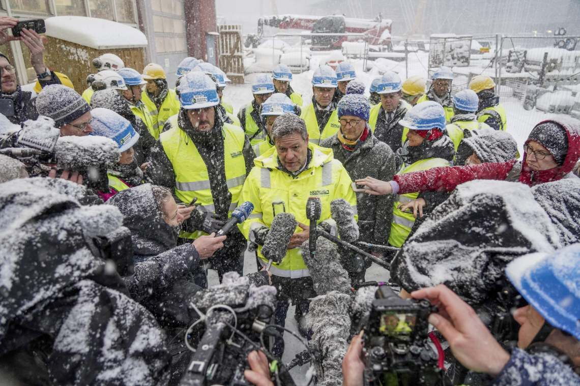 Robert Habeck im norwegischen Zementwerk Norcem: Der Bundeswirtschaftsminister spricht sich für den Einsatz von CCS aus, die unterirdische Speicherung von CO2.