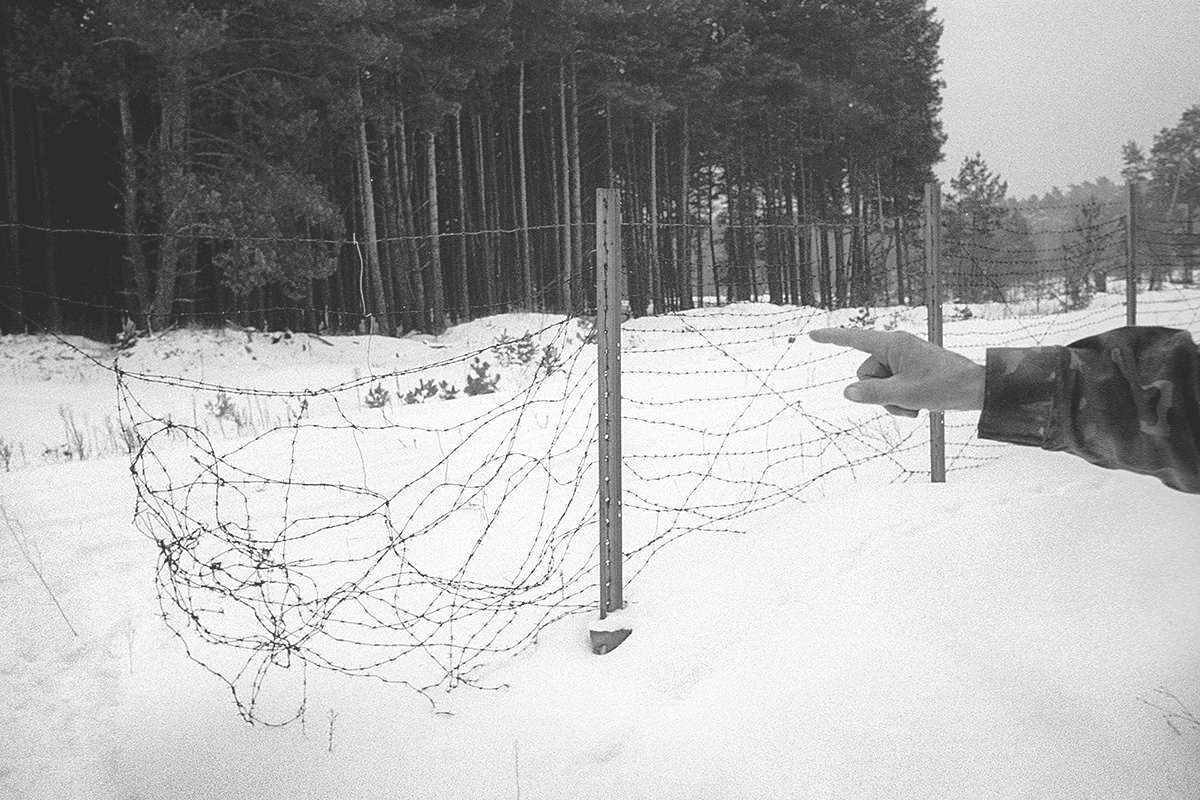 Der einfache Zaun der Tschernobyl-Sperrzone ist voller Löcher. Anwohner kommen zum Jagen, zum Fischen oder um Pilze zu sammeln in das Gebiet. Foto: Arthur Bondar.