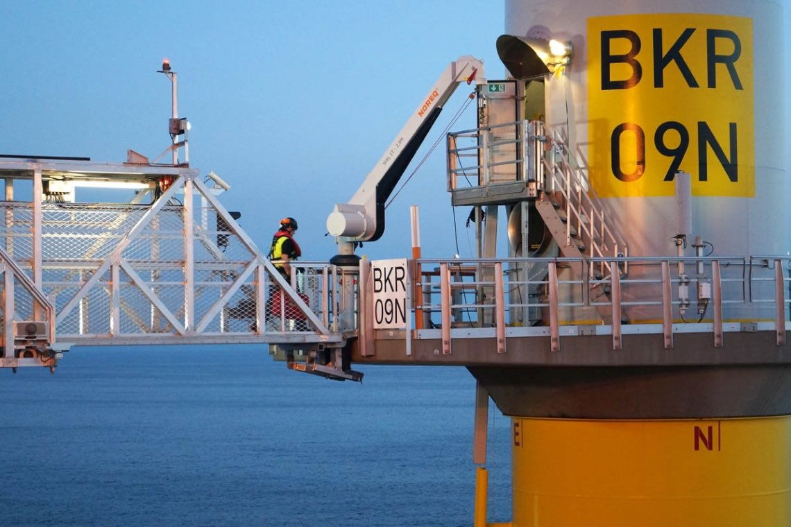 Borkum Riffgrund 1: Mit einem sogenannten Uptime, einer ausfahrbaren Gangway, gelangt ein Monteur vom Arbeitschiff auf das Windrad.