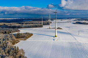 Bürgerwindpark Denkendorf im Winter: An vielen Orten sind es lokale Zusammenschlüsse, die durch gemeinschaftliches Engagement die Energiewende vorantreiben.