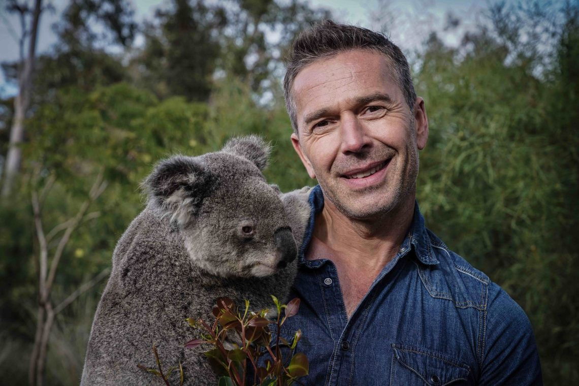Dirk Steffens mit einem Koala bei einem Terra-X-Dreh in Australien.