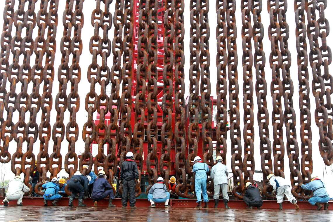 Ankerketten eines Windrads in Japan – Picture-Alliance/AP Images Floating-Wind in Japan: Diese gewaltigen Ankerketten sollen ein Offshore-Windrad in der Bucht von Fukushima am Meeresgrund befestigen.