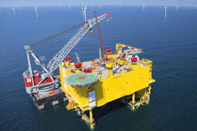 Bau der Konverterplattform Sylwin alpha 2014 in der deutschen Nordsee: Deutsche Werften sind zum Bau der milliardenschweren Anlagen derzeit nicht in der Lage.