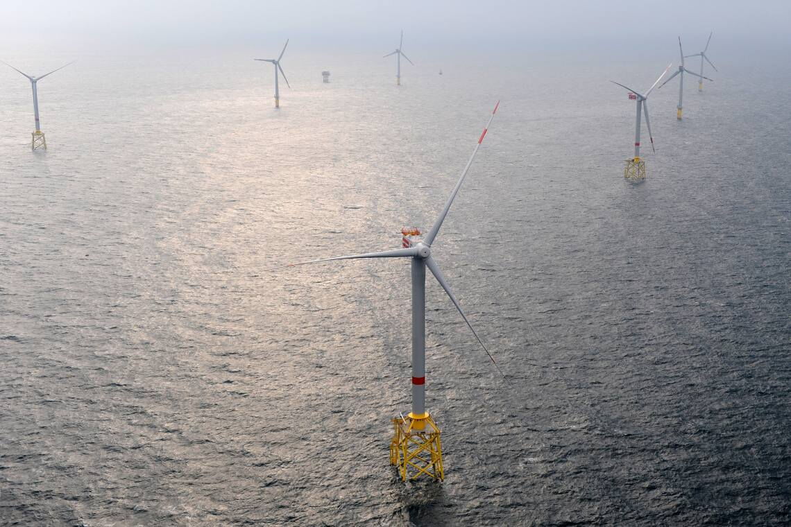 Pionierprojekt Alpha Ventus: Die zwölf Windräder des Testfelds gingen 2010 als erster deutscher Offshore-Windpark in Betrieb. Jetzt sollen sie Pionierarbeit beim Rückbau liefern.
