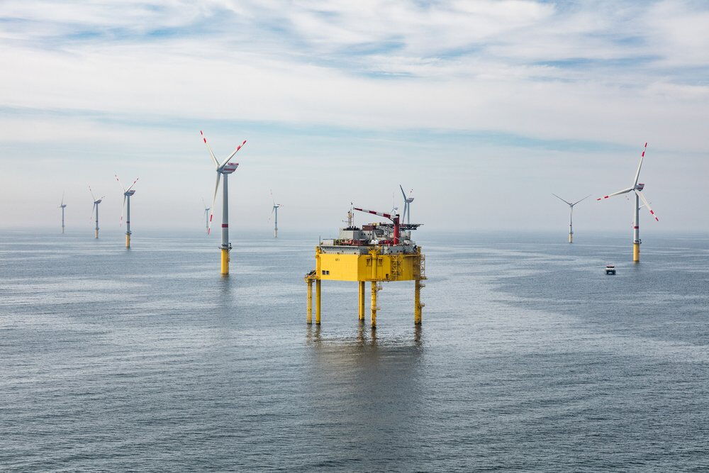 Offshore-Windpark Global Tech I: Blick auf die Umspannstation inmitten des Windparks.