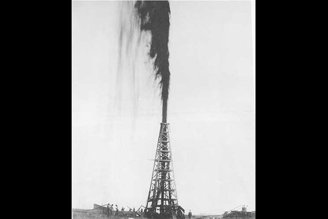 Erst dröhnt die Erde, dann schießt das Öl auf dem Spindletop Hill bis weit durch die Spitze des Bohrturms: Neun Tage benötigen die Arbeiter im Januar 1901, um die sprudelnde Quelle unter Kontrolle zu bringen.