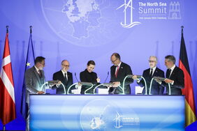 Nordsee-Gipfel 2026 in Hamburg: Die Regierungschefs um Mette Frederiksen und Friedrich Merz wollen die Offshore-Windenergie energisch ausbauen.