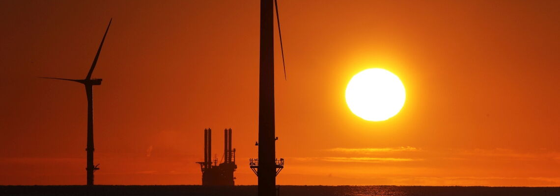 Die „Vole au vent“ ist für den Bau von Offshore-Windparks ausgelegt. Das Foto zeigt sie in einem britischen Windpark.