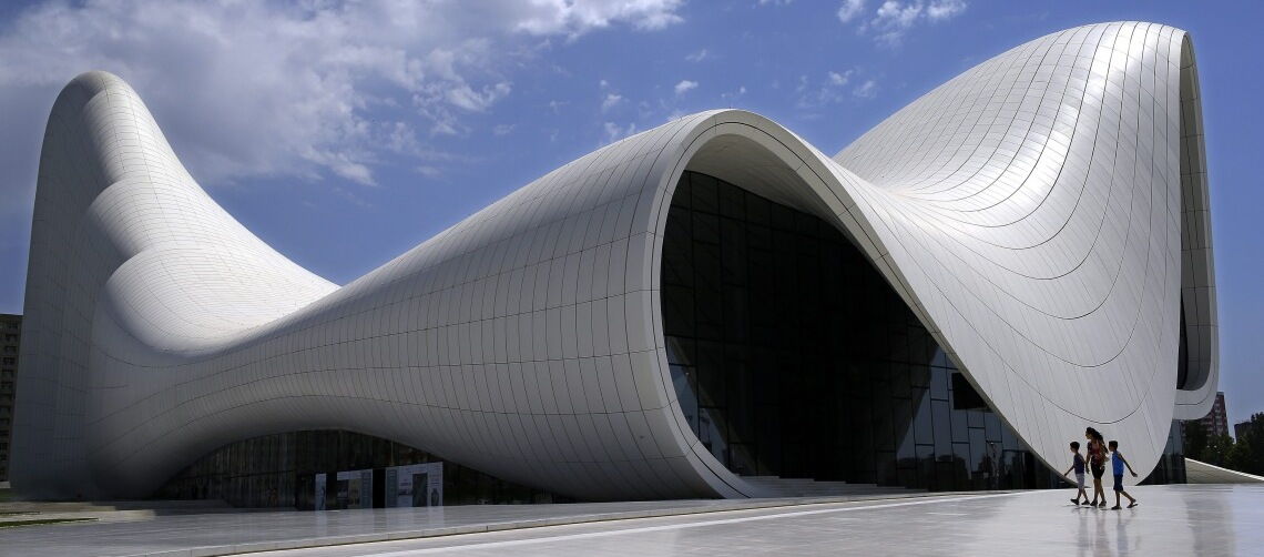 Aus Beton lassen sich wundervolle Gebäude bauen wie Zaha Hadids Heydar Aliyev Center in Baku (Aserbaidschan). Doch der Baustoff hat ein Klimaproblem.