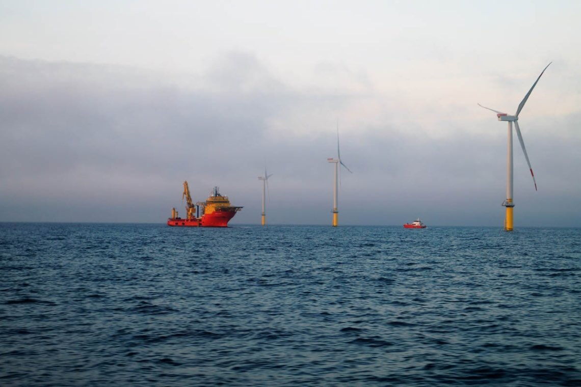 Kurz nach Sonnenaufgang liegt die „Edda Fjord“ im Offshore-Windpark Borkum Riffgrund 1, gut 54 Kilometer von der Nordseeküste entfernt.